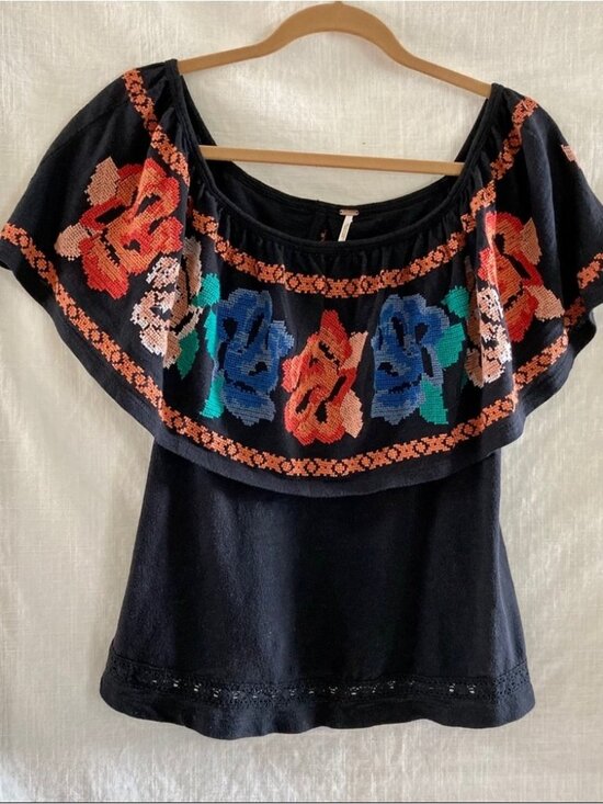 Tops - women off the shoulder top size Med